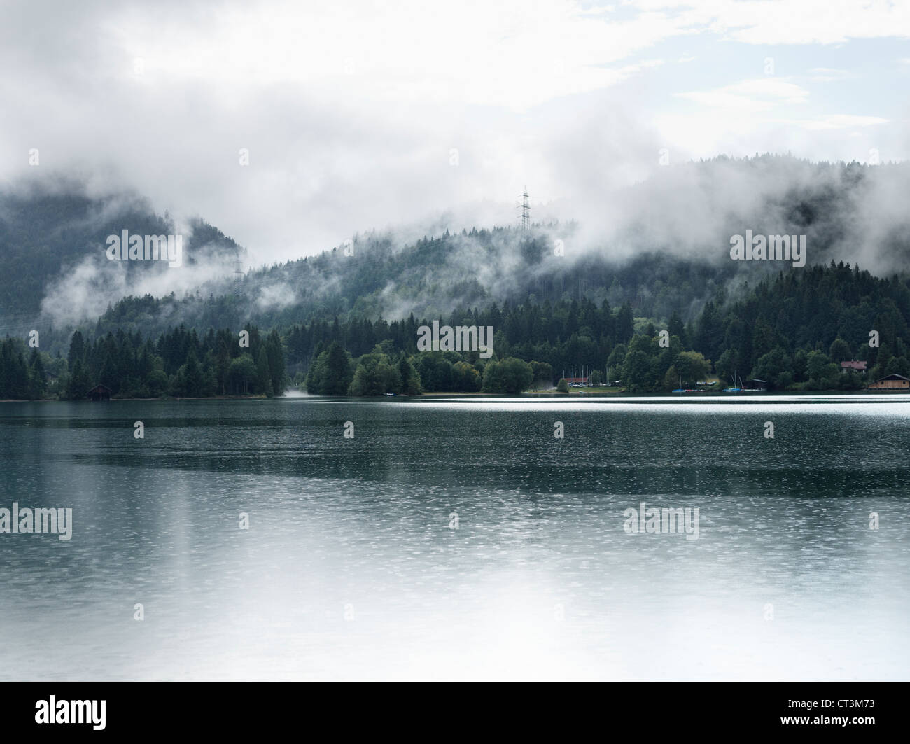 La nebbia sulle montagne e sul lago ancora Foto Stock