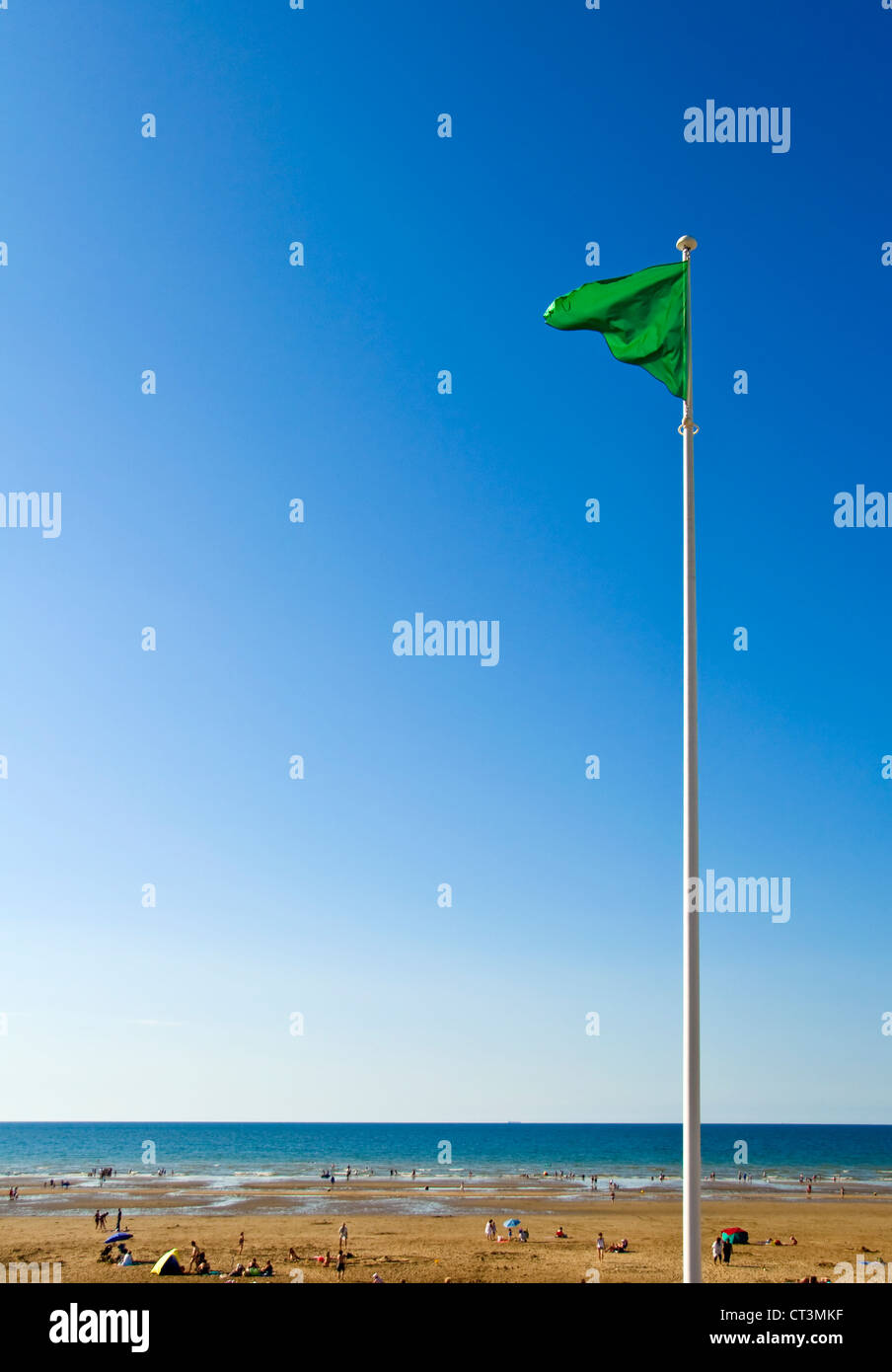 Bandiera verde su Deauville's Beach - Normandia, Francia Foto Stock