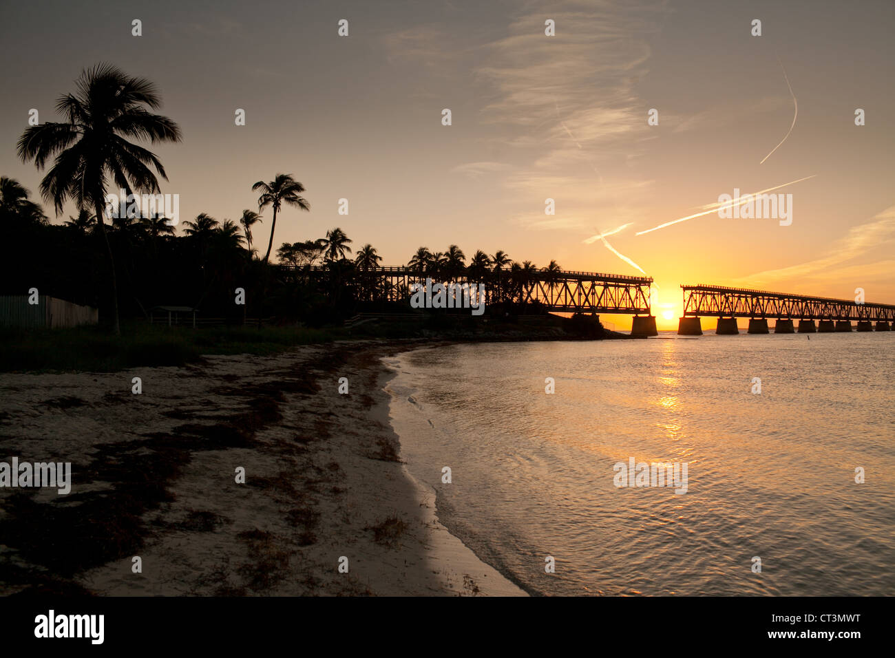 Tramonto nel Bahia Honda State Park Beach con il vecchio ponte rotto sul retro, Key West, Florida, Stati Uniti d'America Foto Stock