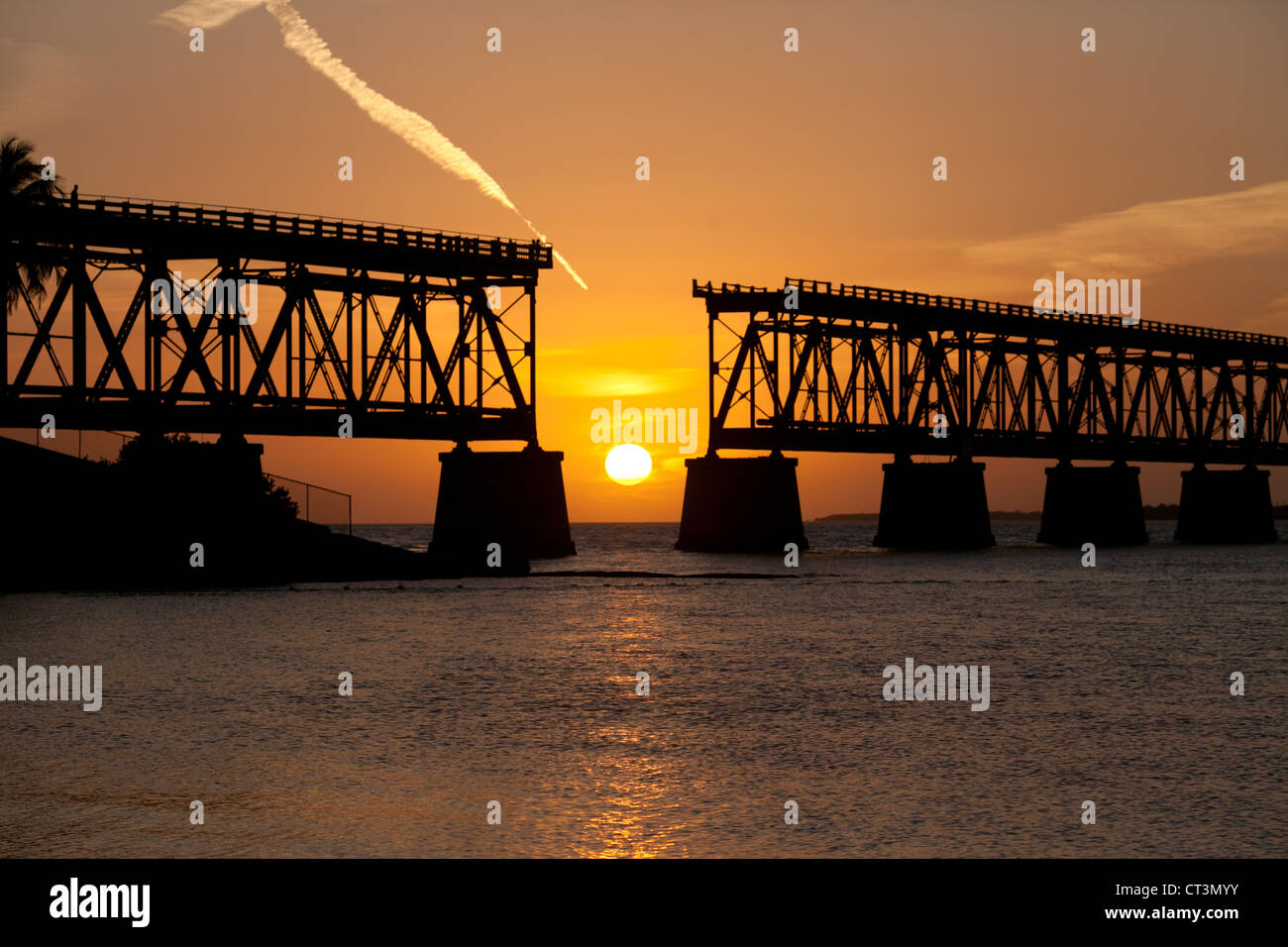 Tramonto nel ponte rotto a Bahia Honda State Park Beach, Key West, Florida, Stati Uniti d'America Foto Stock