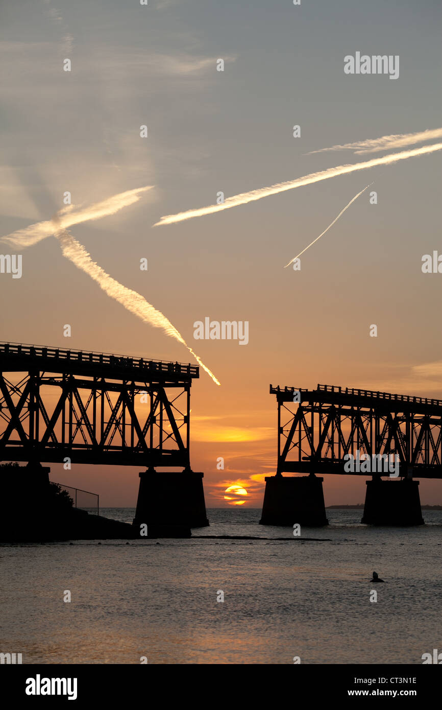 Tramonto nel ponte rotto a Bahia Honda State Park Beach, Key West, Florida, Stati Uniti d'America Foto Stock