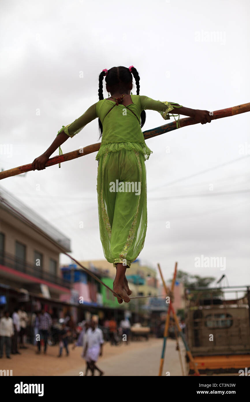 Street artista circense di Andhra Pradesh in India del Sud Foto Stock