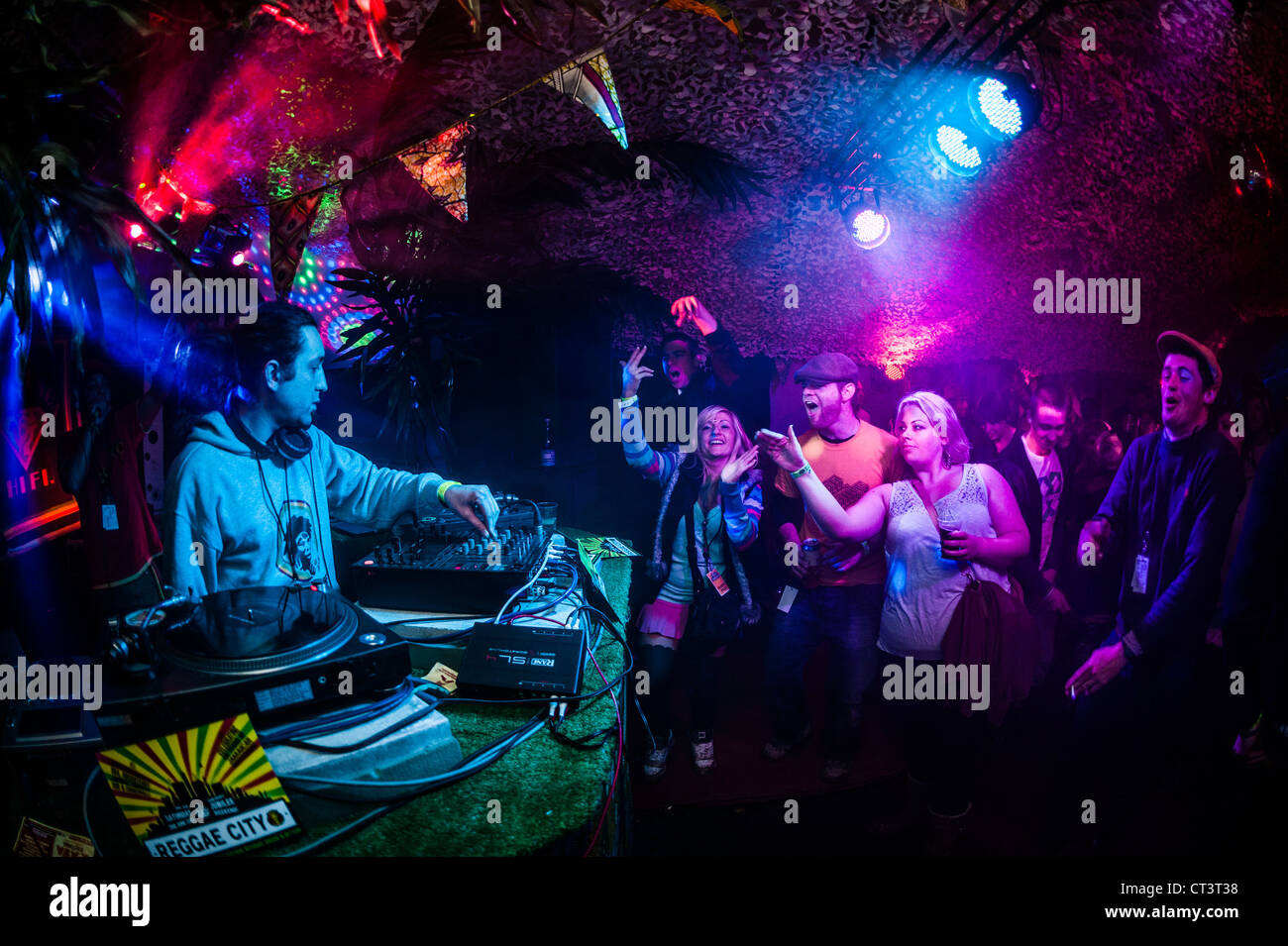 La gente alla rara una musica dance party festival eventi, Lovesgrove, Wales UK Foto Stock