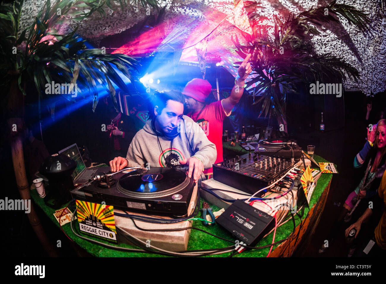 Un uomo l'attività di DJ presso la rara una musica dance party festival eventi, Wales UK Foto Stock