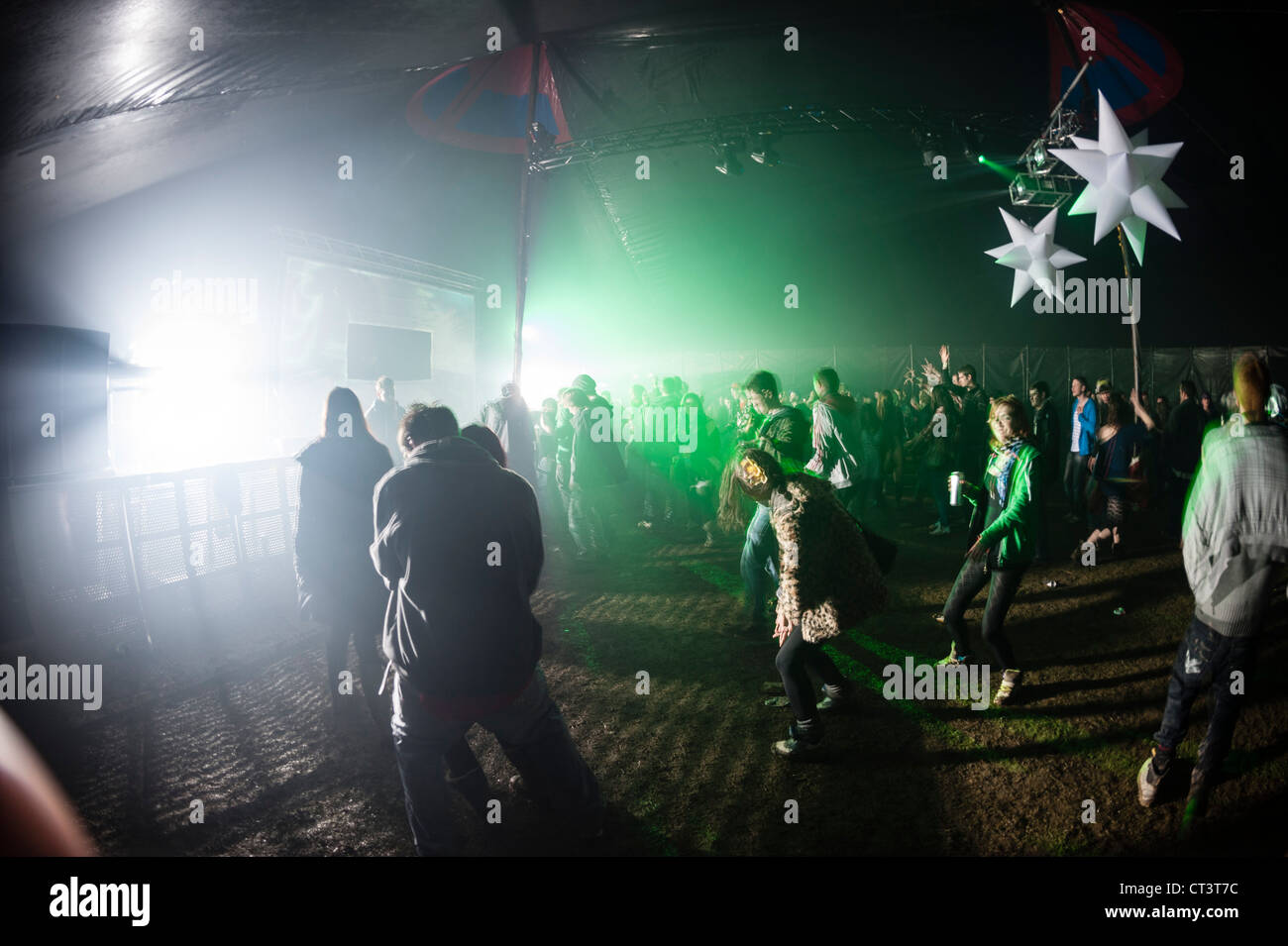 La gente ballare la rara una musica dance party festival eventi, Wales UK Foto Stock