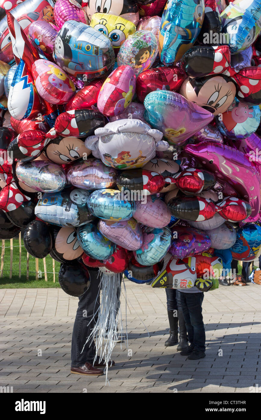 Un venditore a vendere palloncini di caratteri Foto Stock