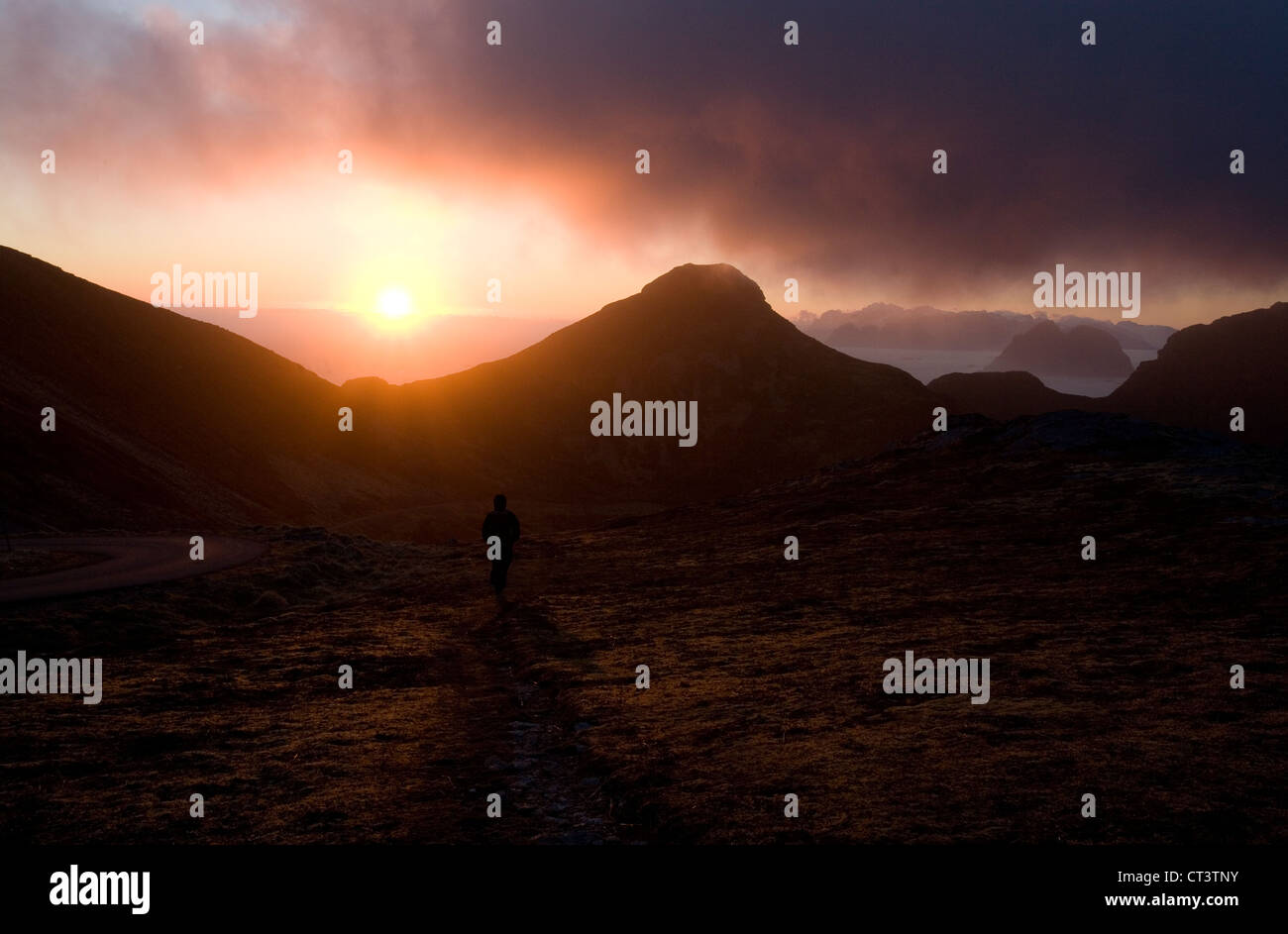 Sunrise su Vaeroy, uno dei southermost Isole Lofoten in Norvegia. Foto Stock