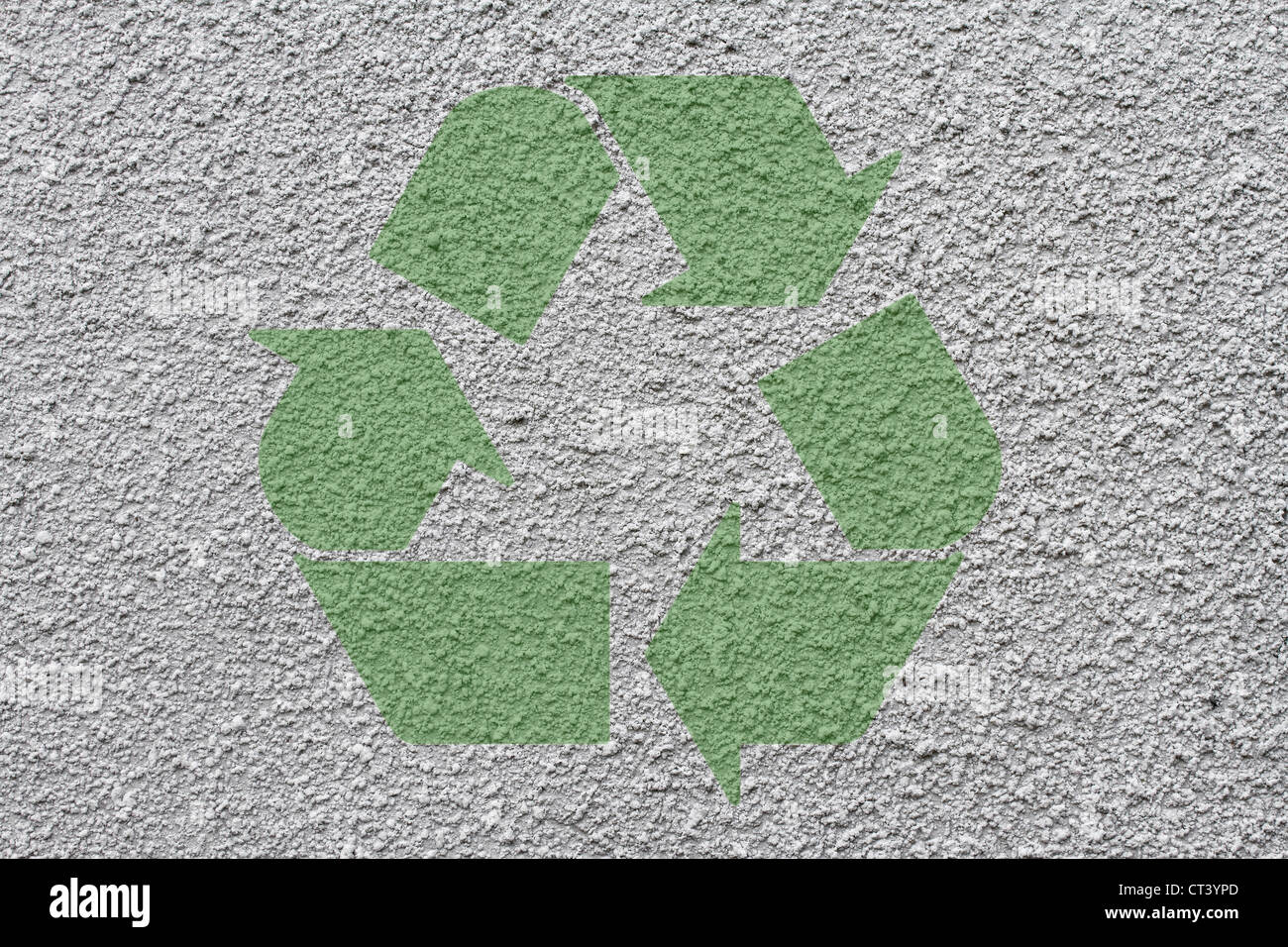 Verde simbolo di riciclaggio sulla parete in stucco Foto Stock