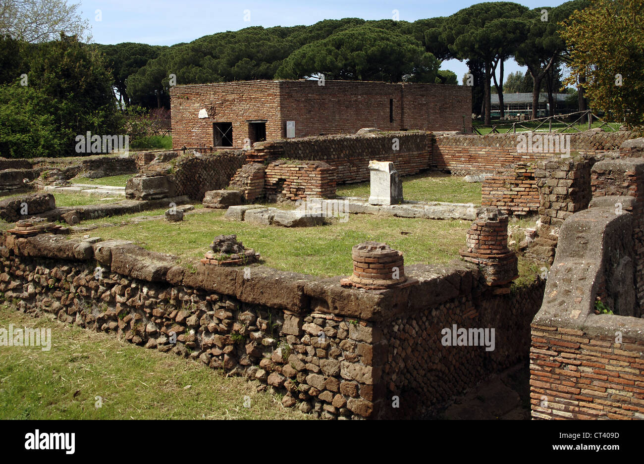 Ostia Antica. Casa di Apuleio. In stile pompeiano. Datato sotto Traiano. Panoramica. L'Italia. Foto Stock