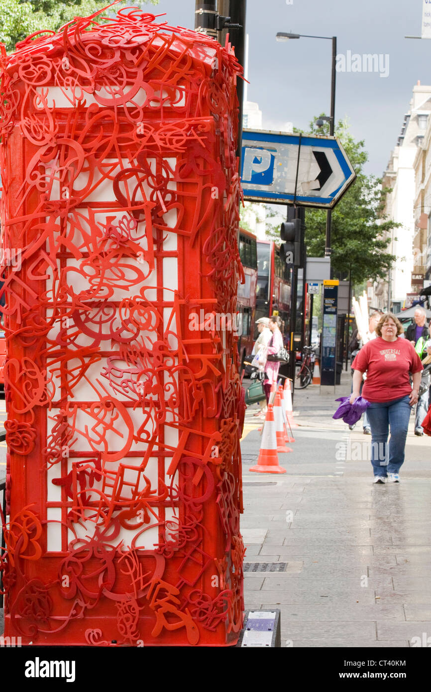 British casella telefono BT ArtBox sulle strade di Londra per raccogliere fondi per ChildLine il venticinquesimo anniversario "al di fuori del box' Foto Stock