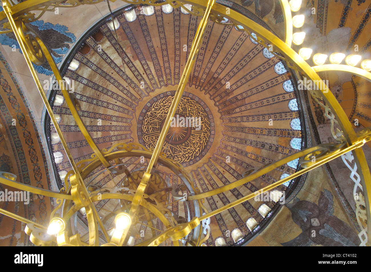 Turchia, Istanbul, Ayasofya vista interna, lampadario Foto Stock