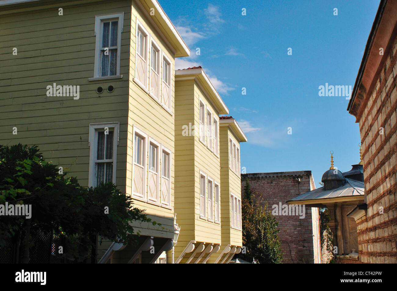 Turchia, Istanbul, Sogukçesme Sokagi con tipiche case ottomane del tardo XIX secolo Foto Stock