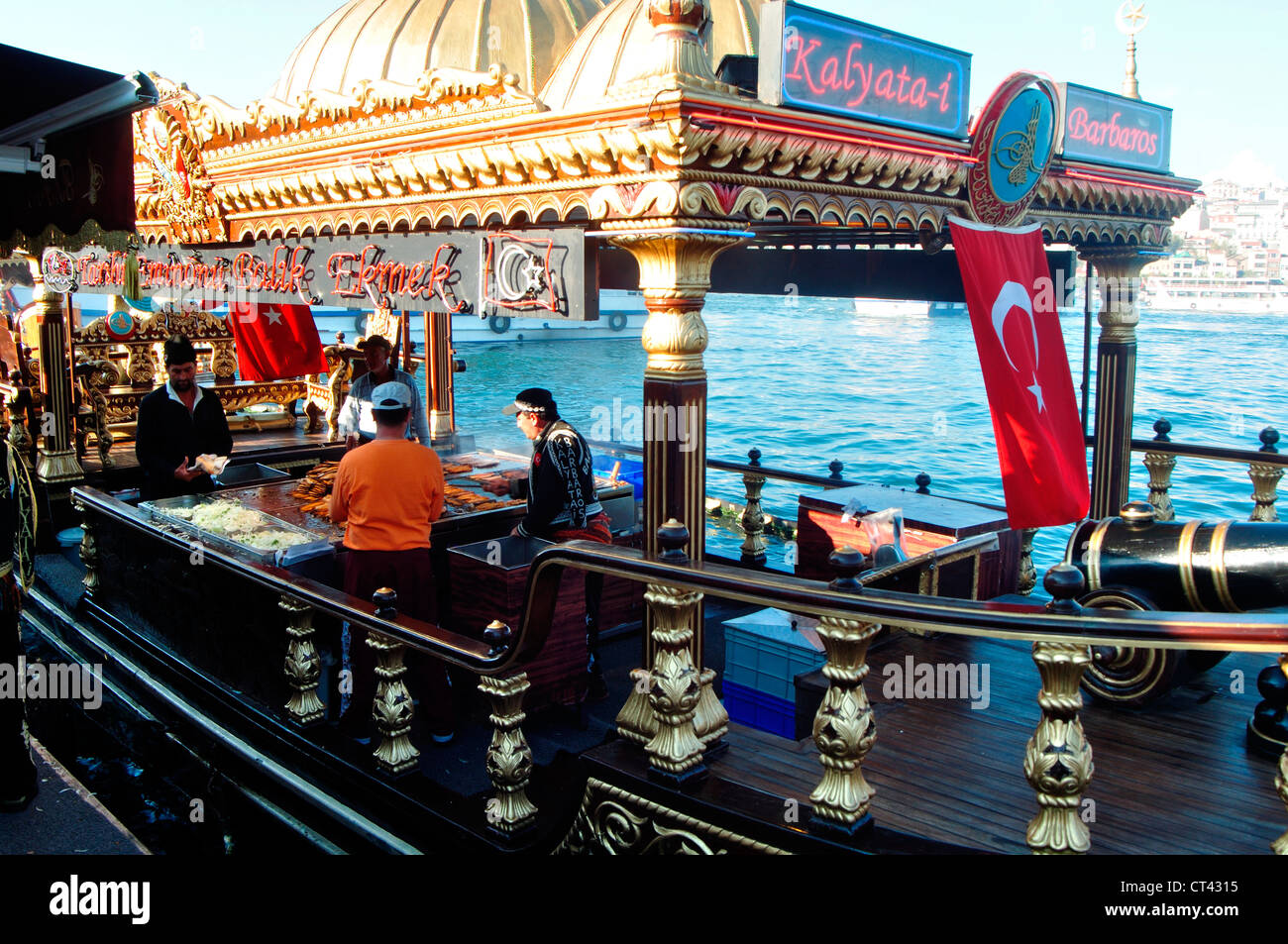 Turchia, Istanbul, Eminoenue, Golden Horn, cena di pesce con pesce panini per la vendita su un riccamente decorata e dorata barca Foto Stock