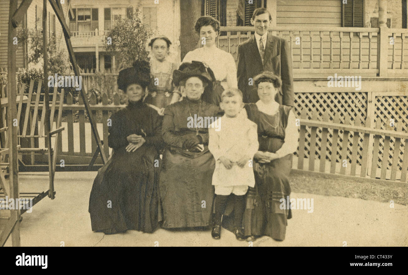 Circa ottanta la fotografia di antiquariato, Vittoriano famiglia estesa sul patio della loro casa, probabilmente Massachusetts, STATI UNITI D'AMERICA. Foto Stock
