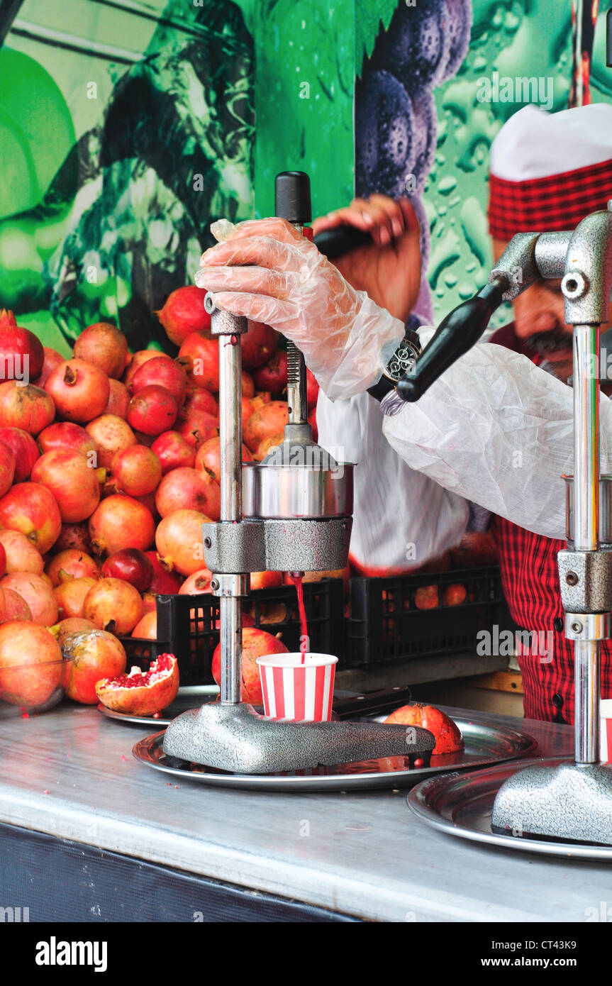 Turchia, Istanbul, Street Food, uomo spremendo il succo di melograno Foto Stock