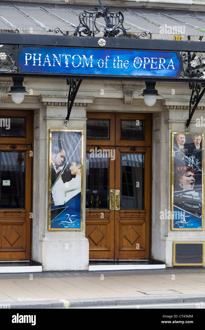 La pubblicità tramite Affissioni la produzione teatrale del Fantasma dell'Opera Her Majesty's Theatre London Foto Stock