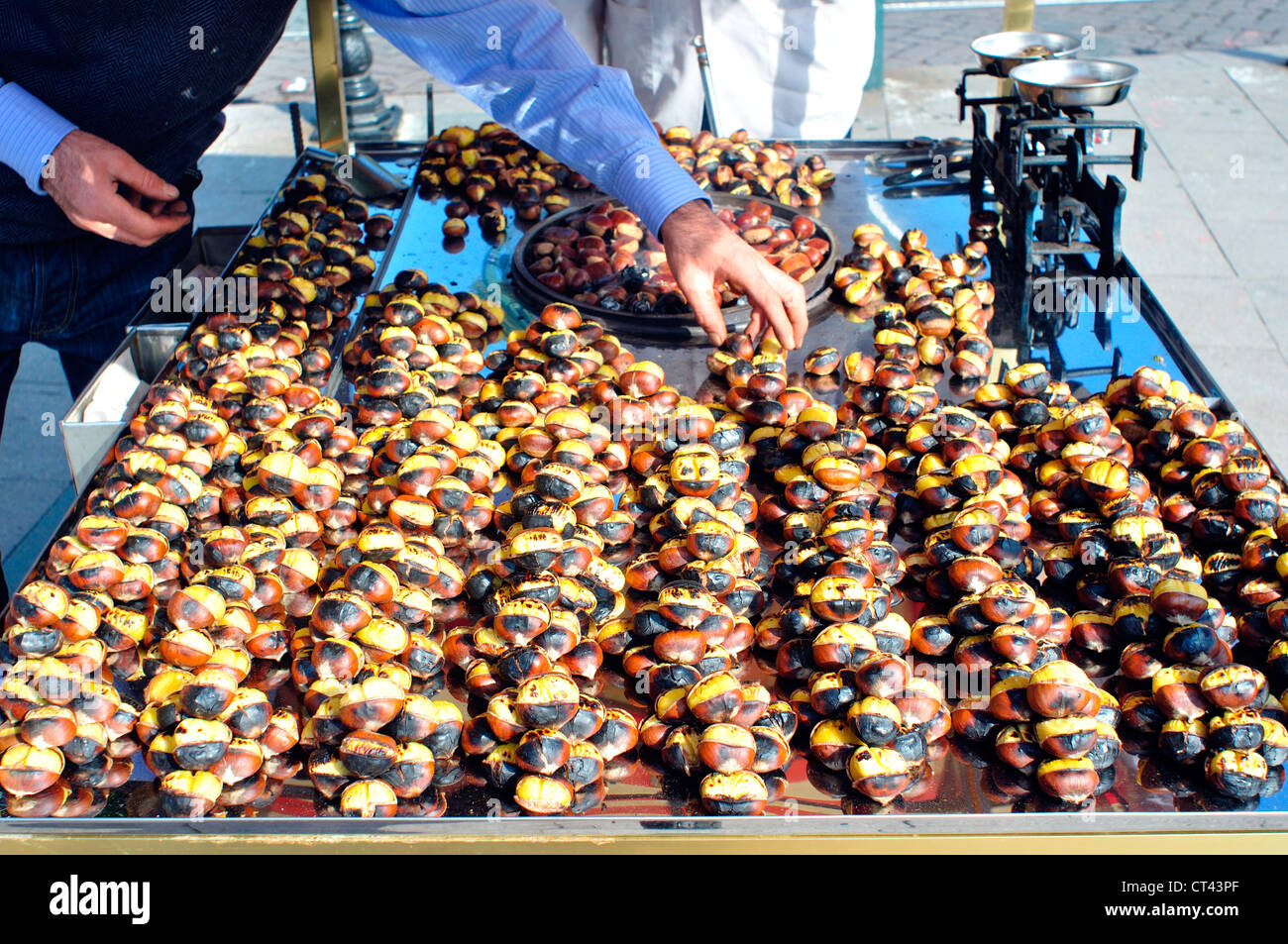 Turchia, Istanbul, cibo di strada, le castagne in cibo all'aperto Stand Foto Stock