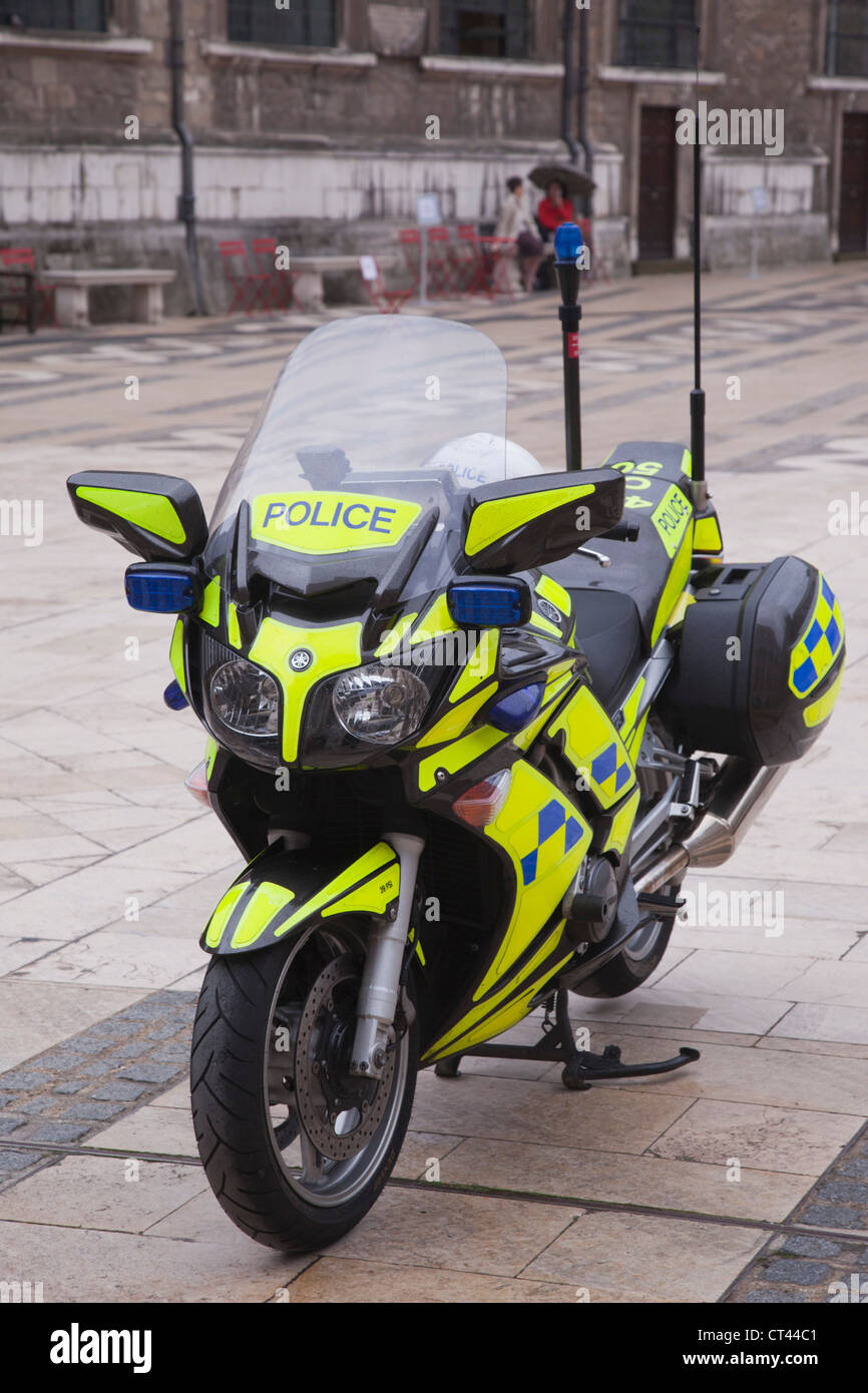 Una polizia moto parcheggiata presso la Guildhall, City of London Foto Stock