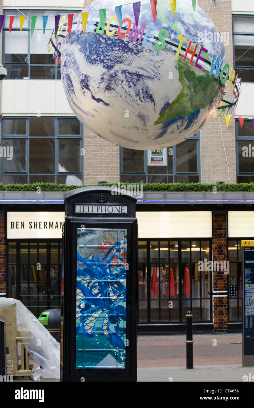 Carnaby Street è una zona pedonale per lo shopping di Londra Regno Unito Utopia BT Artbox Foto Stock