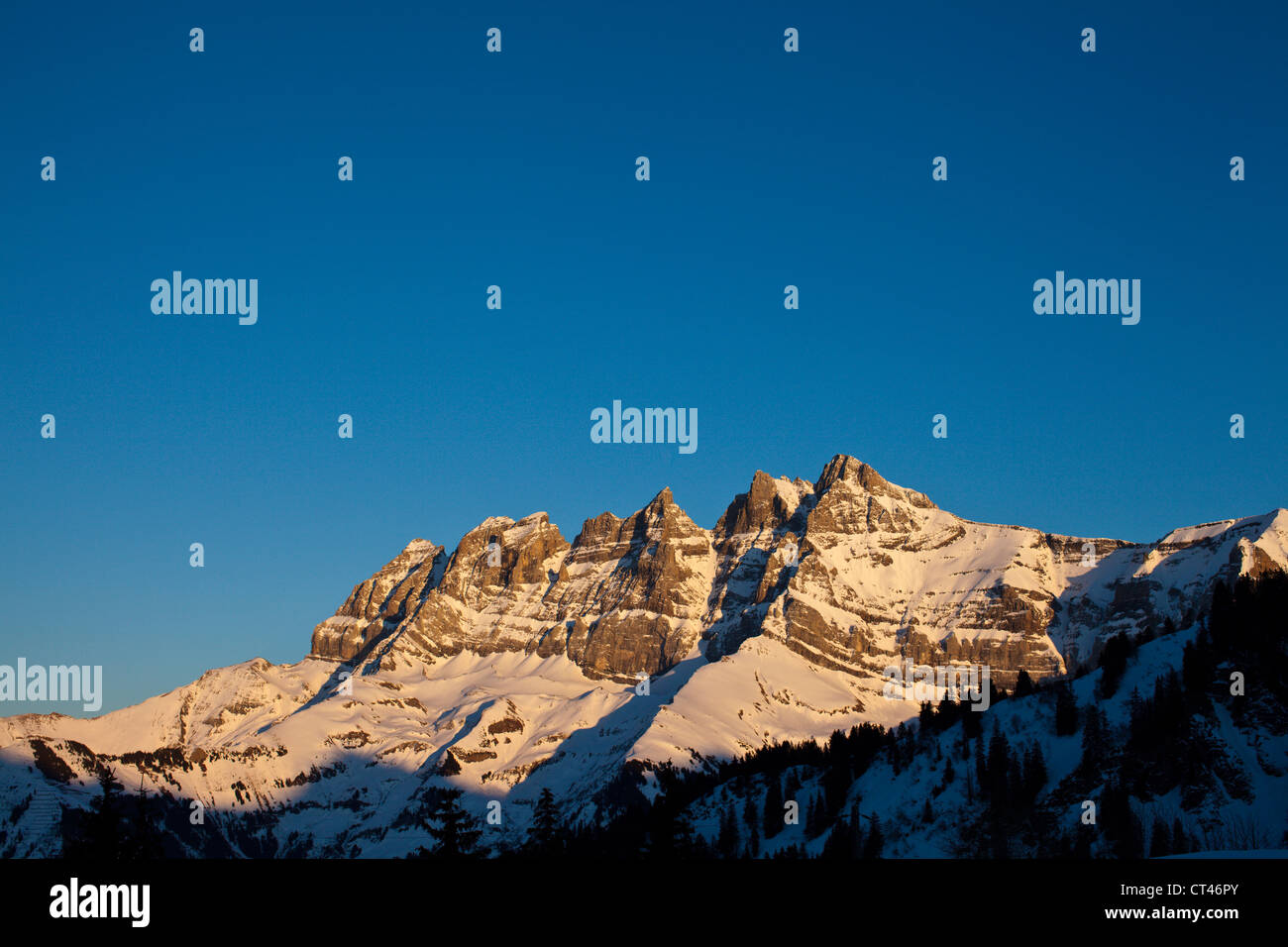 Dents du Midi montagne nel primo pomeriggio di sole. Les Crosets, Svizzera. Foto Stock