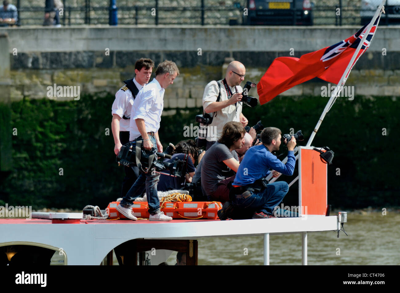 Premere e conferenza TV sul fiume Tamigi con un sindaco di Londra Boris Johnson mangiato di anelli olimpici sul ponte della torre A Foto Stock