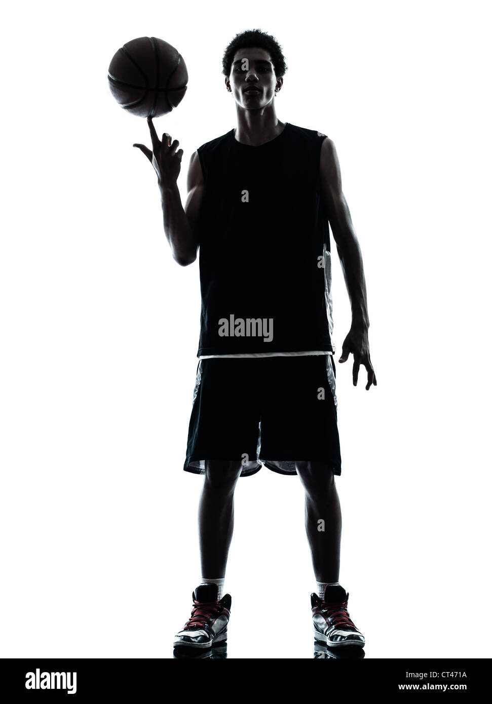 Un giovane giocatore di basket silhouette in studio isolato su sfondo bianco Foto Stock