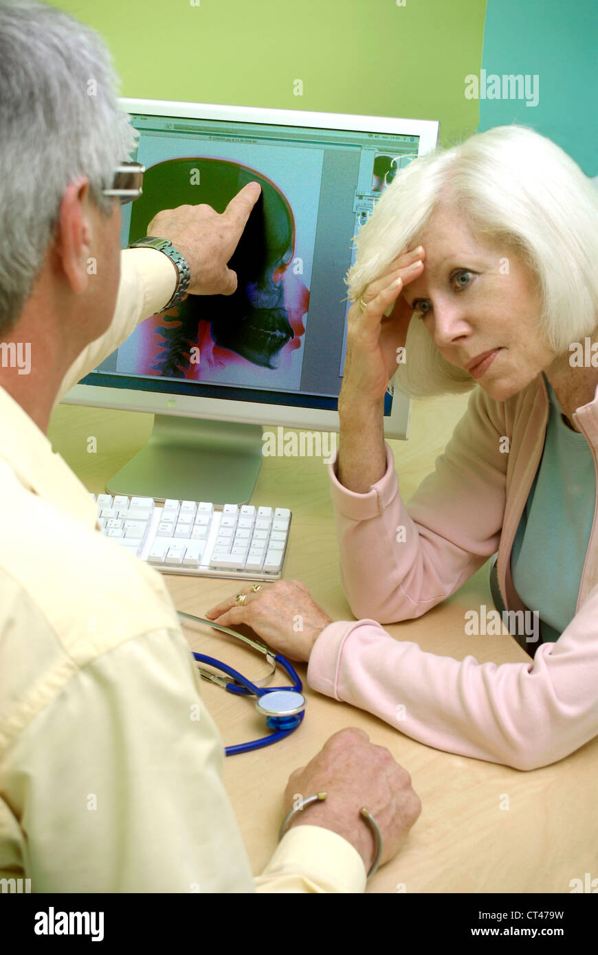 Persona anziana in consultazione Foto Stock