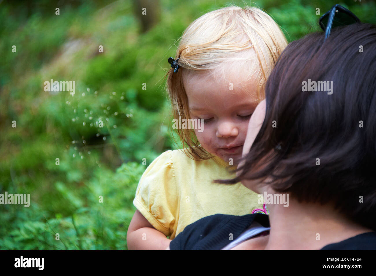 Ritratto di giovane donna madre e bambino biondo Baby girl esplorare nella foresta di estate Foto Stock