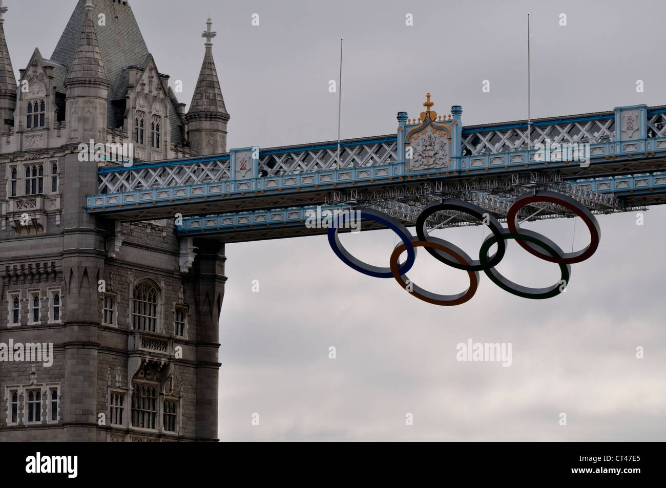 Abbassamento della Olympic segno il Tower Bridge appena un mese prima dell'apertura dei Giochi Olimpici di Londra il 27 di Giugno 20 Foto Stock