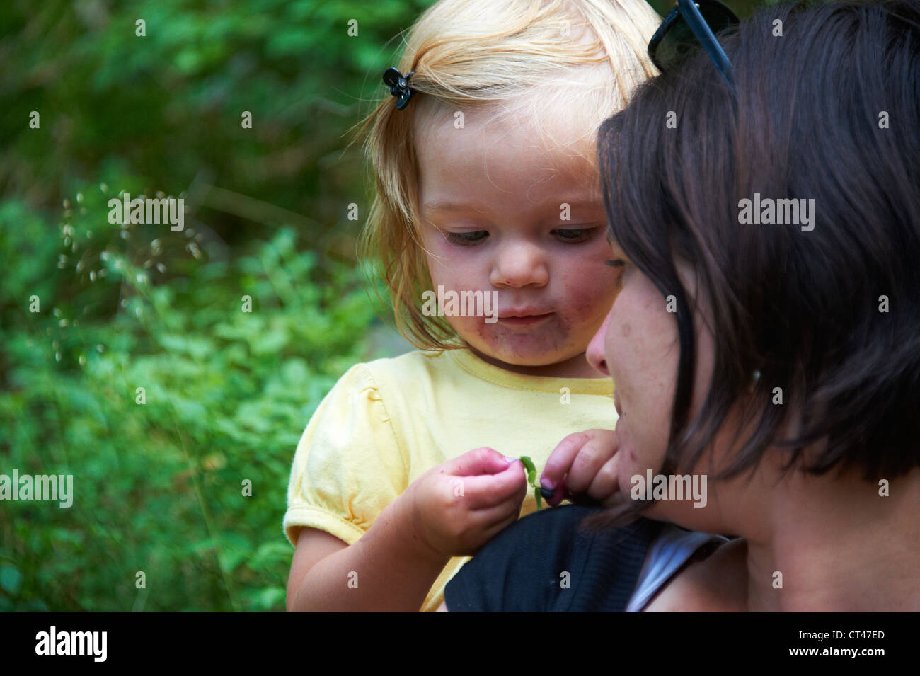 Ritratto di giovane donna madre e bambino biondo Baby girl esplorare nella foresta di estate Foto Stock