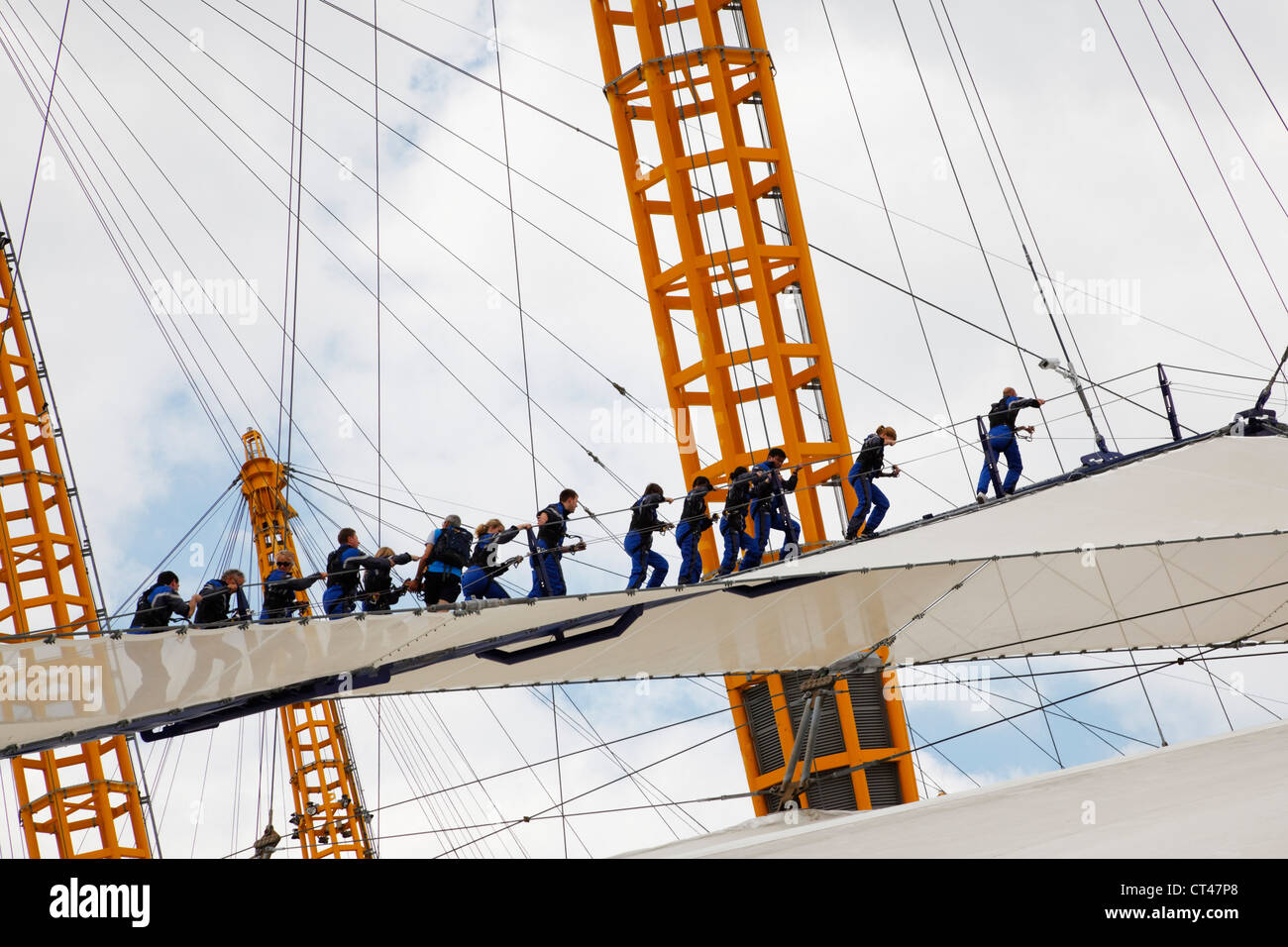 O2 Skywalk sopra il tetto dell'O2 Dome Foto Stock