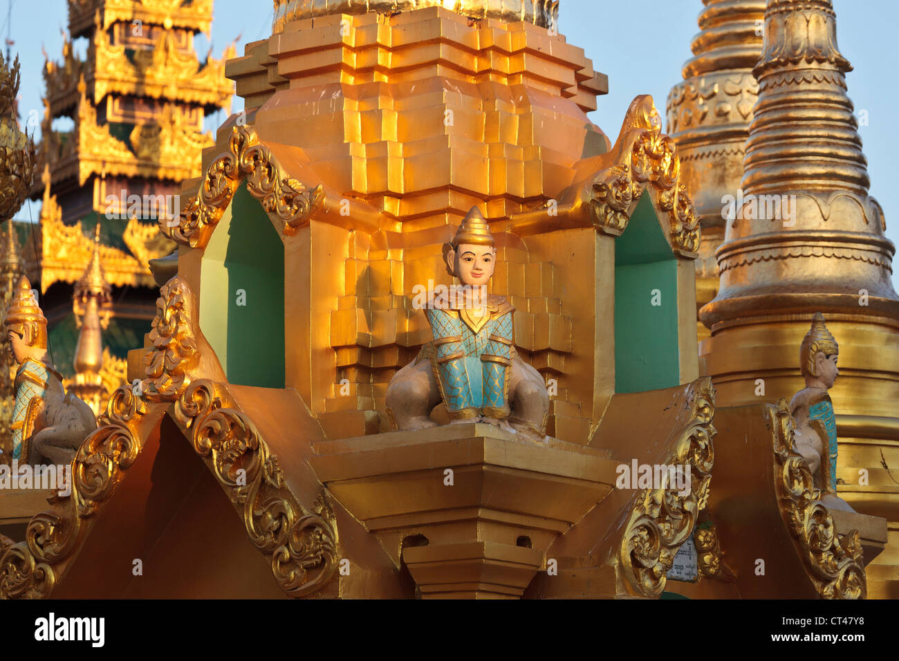 Myanmar Birmania, Yangon. Esterno di colpo il buddista Shwedagon pagoda, con dettaglio del tempio dello Spirito (NAT). Foto Stock