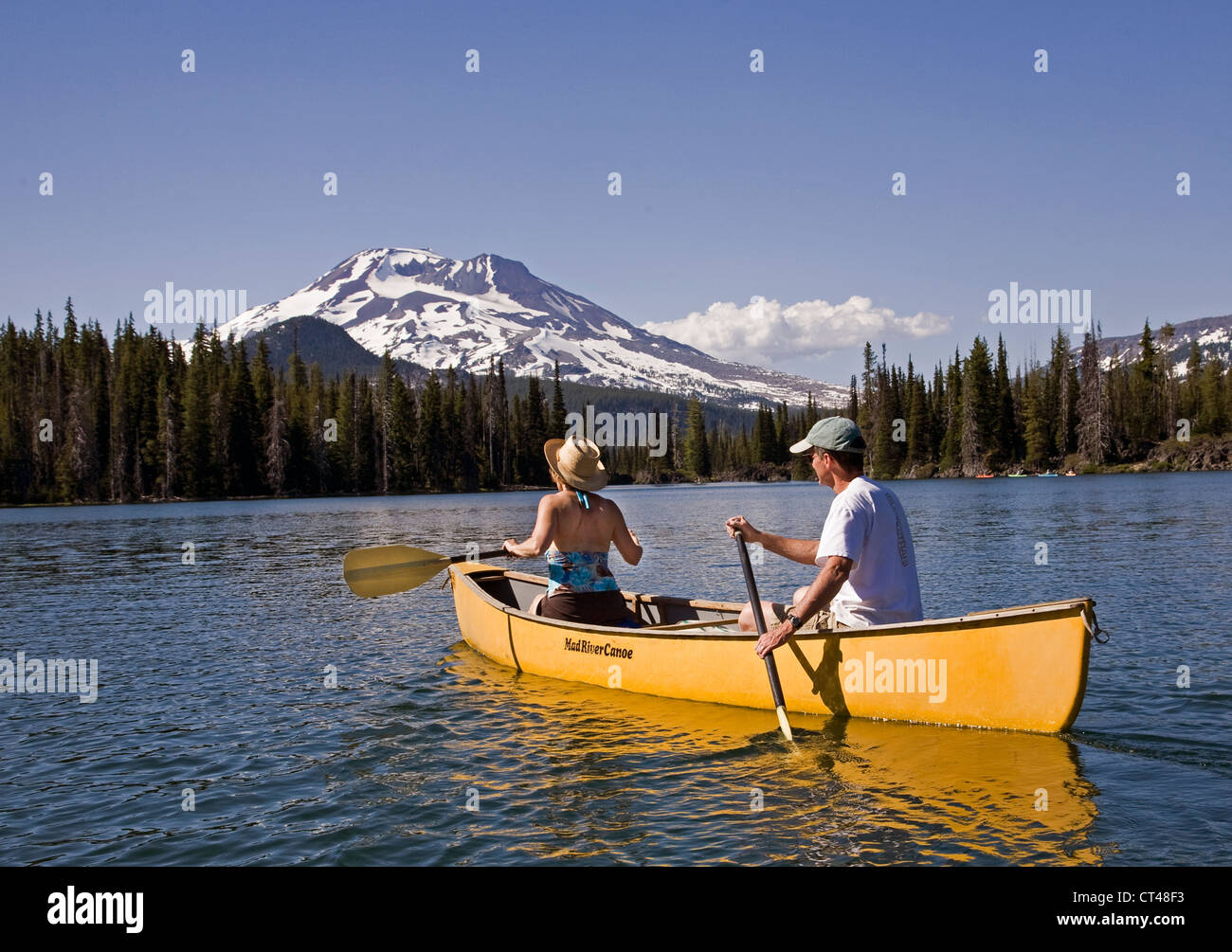 Pagaiando una canoa sul Lago di scintille nel centro di Oregon Cascades lungo il lago di Cascades Highway, piegare, Oregon. Foto Stock