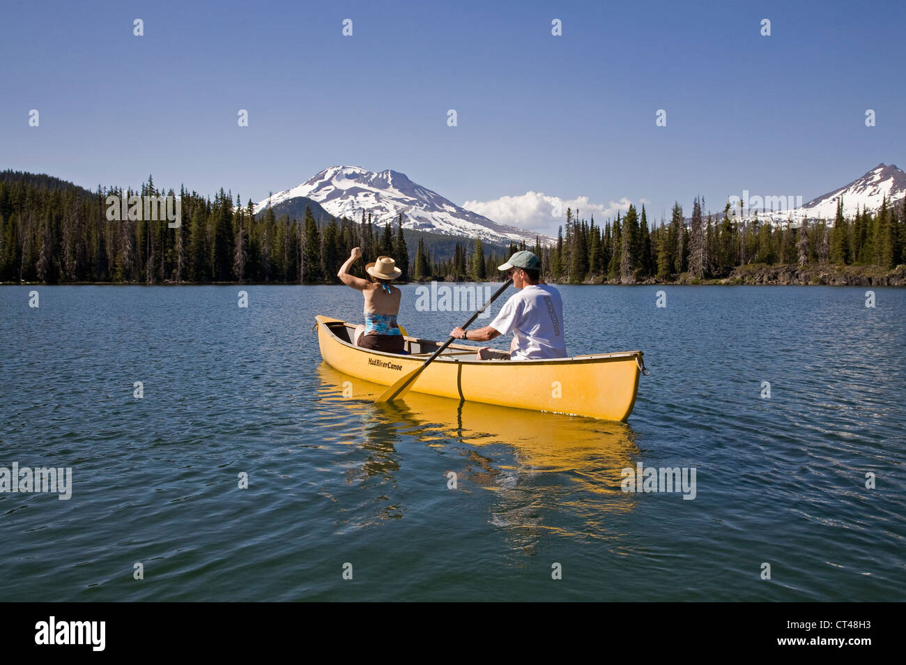 Pagaiando una canoa sul Lago di scintille nel centro di Oregon Cascades lungo il lago di Cascades Highway, piegare, Oregon. Foto Stock