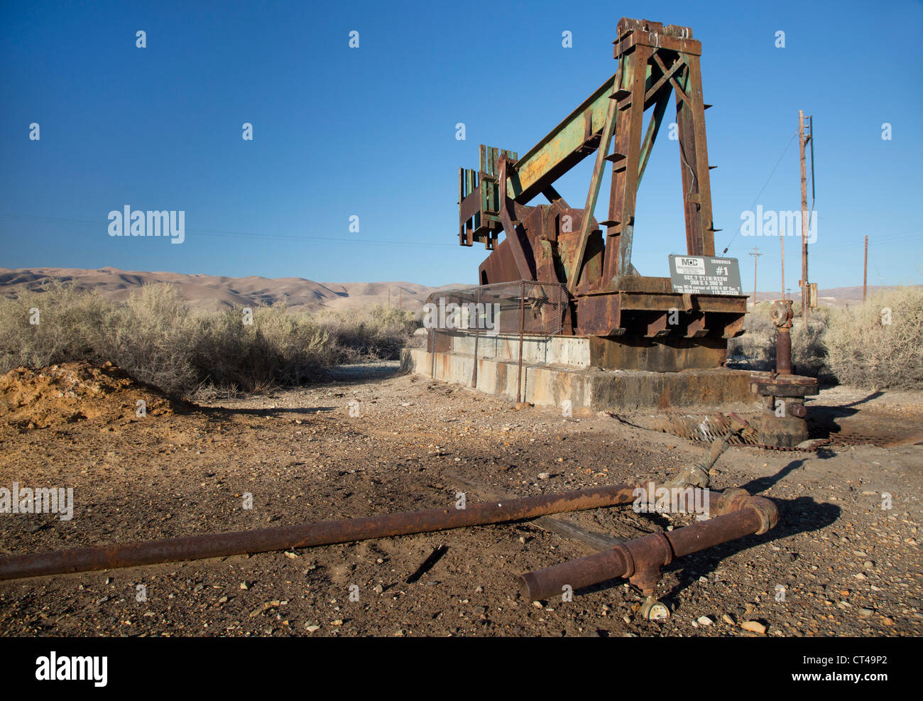 Maricopa, California - Un abbandonato il pozzo di petrolio nel settore del petrolio e del gas nel sud della San Joaquin Valley. Foto Stock