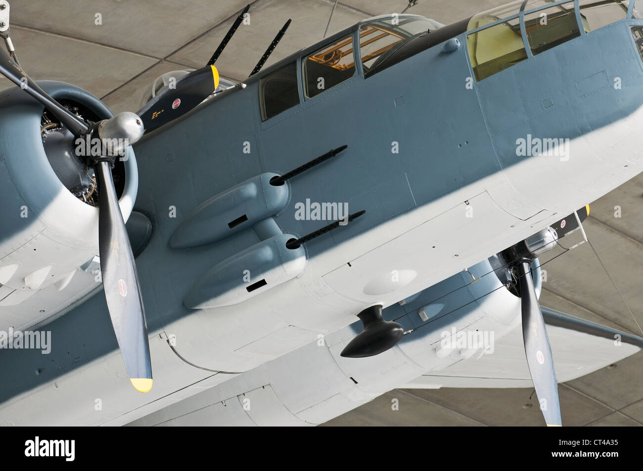 B-25 Mitchell bombardiere della seconda guerra mondiale che pendevano dal soffitto in mostra presso la American Air Museum, IWM Duxford Foto Stock