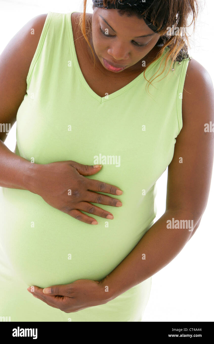 Donna incinta in ambienti interni Foto Stock