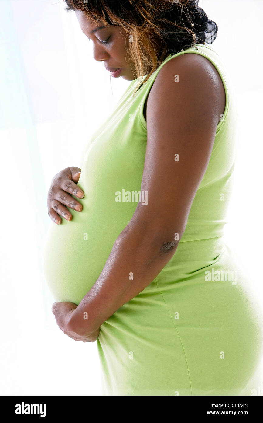 Donna incinta in ambienti interni Foto Stock