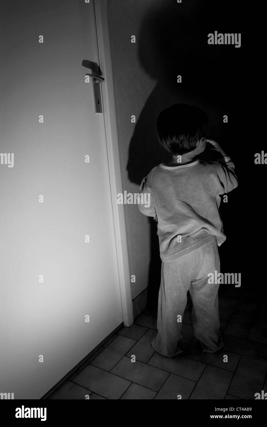 Bambino con insonnia Foto Stock