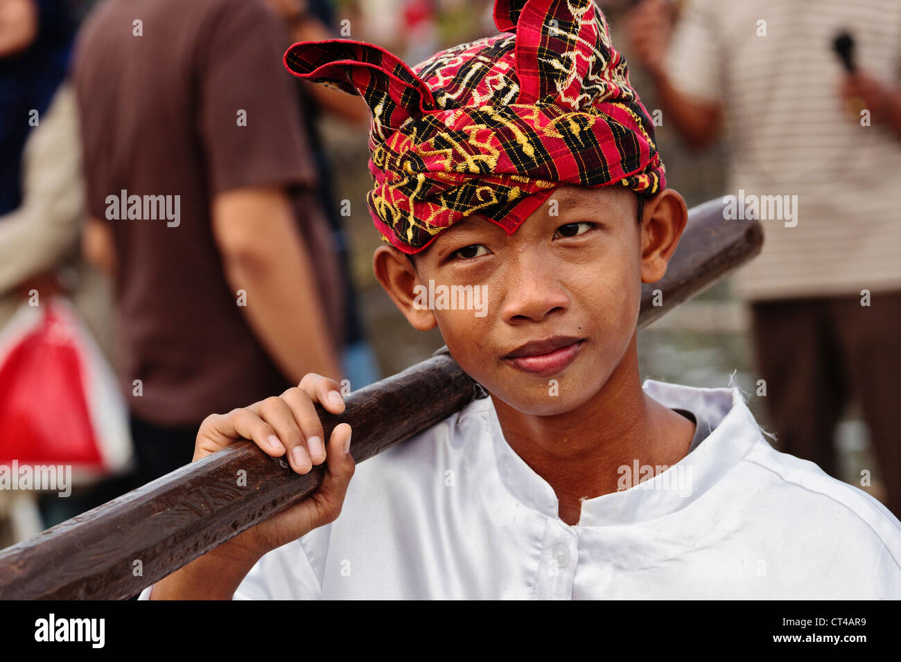 Indonesia, Sumatra, West Lampung. Giovane ragazzo in abito tradizionale. Foto Stock