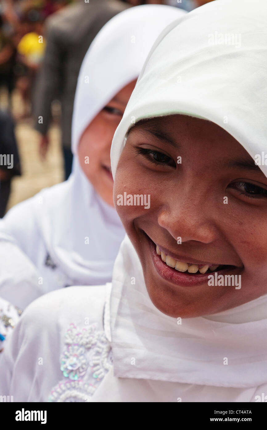Indonesia, Sumatra, West Lampung. Due giovani ragazze musulmane in bianco hijab. Foto Stock