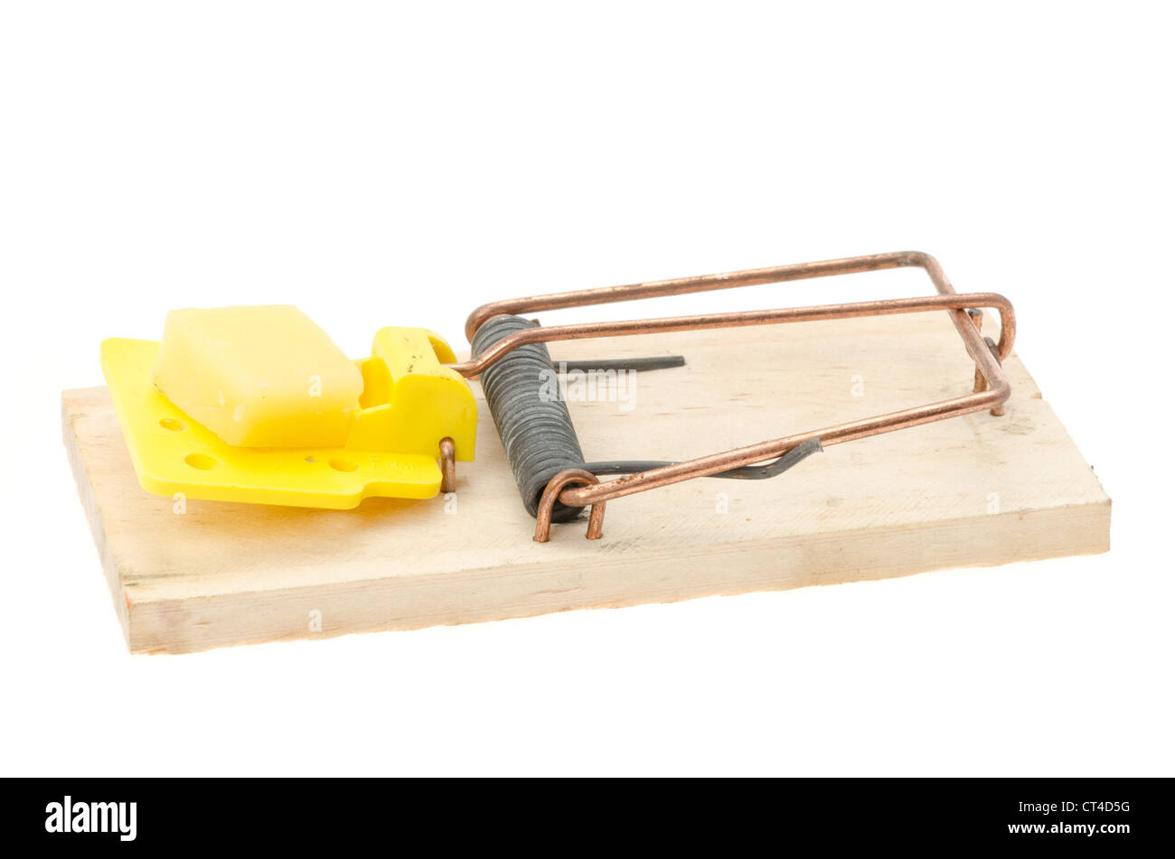 Un set mousetrap con un pezzo di formaggio - studio shot con uno sfondo bianco Foto Stock