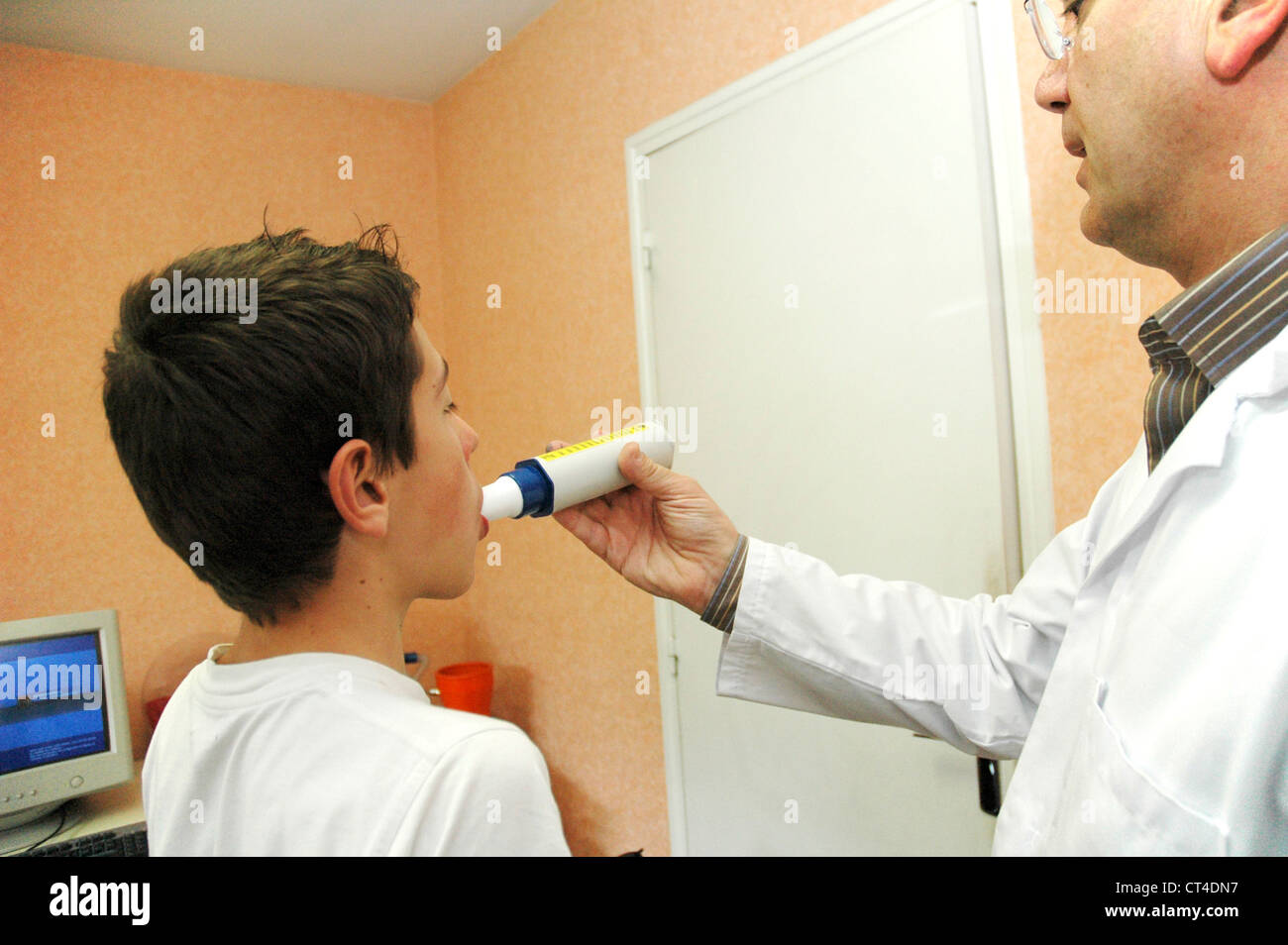 La respirazione, spirometria adolescente Foto Stock