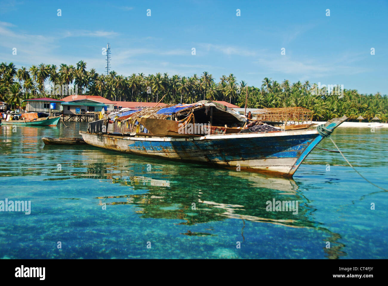 La Malesia, Borneo, Semporna, Mabul, Dayak Lau (zingari del mare) che vivono su barche e case di legno su stilt Foto Stock