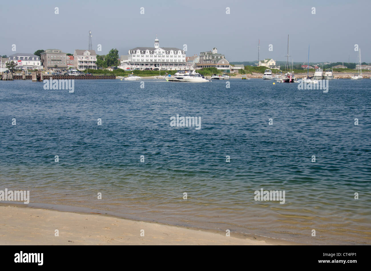 Rhode Island Block Island. spiaggia vista della zona portuale di new shoreham e storico hotel nazionale. Foto Stock