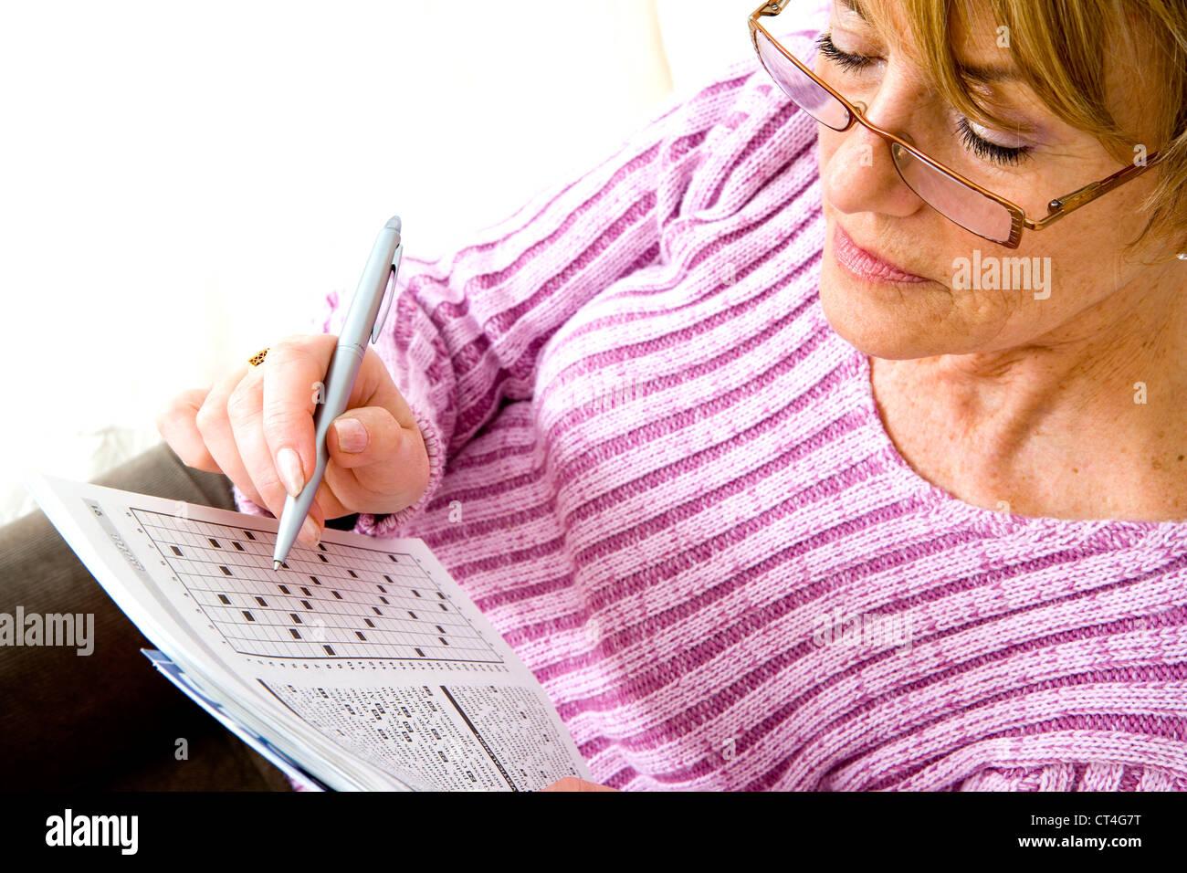 Anziani P. FACENDO CR-parola puzzle Foto Stock