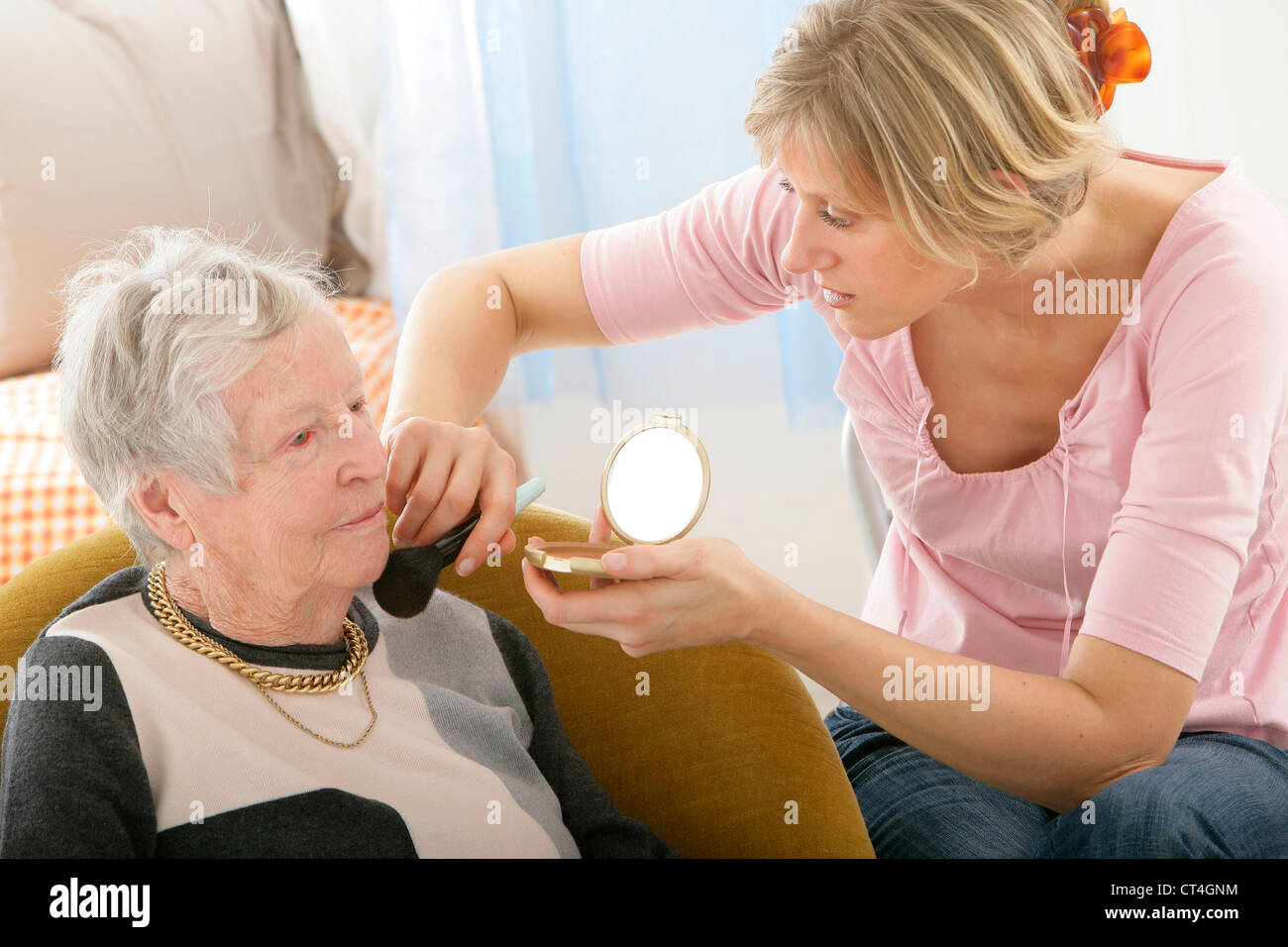 Aiuto sociale per persone anziane Foto Stock