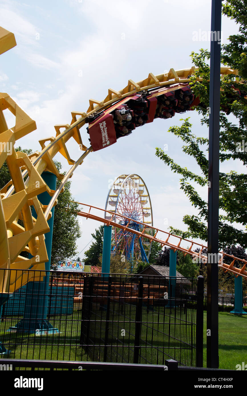 I clienti di equitazione cavatappi roller coaster a Michigan L'avventura di parco di divertimenti vicino a Muskegon, Michigan, Stati Uniti d'America Foto Stock