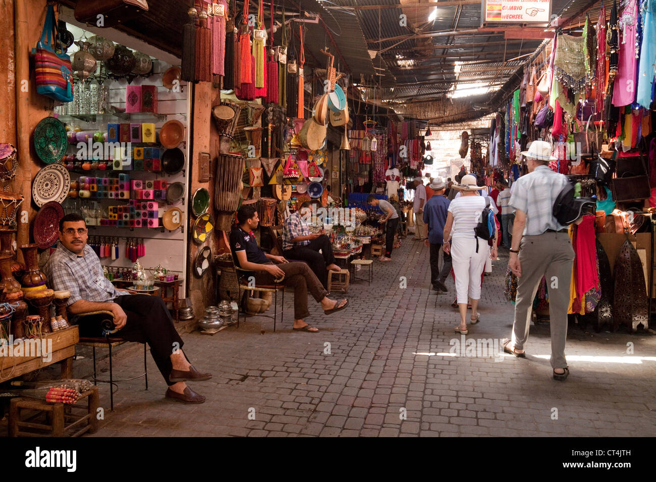 I turisti e la gente del posto nel mercato souk di Marrakech, Marrakech, Marocco Foto Stock