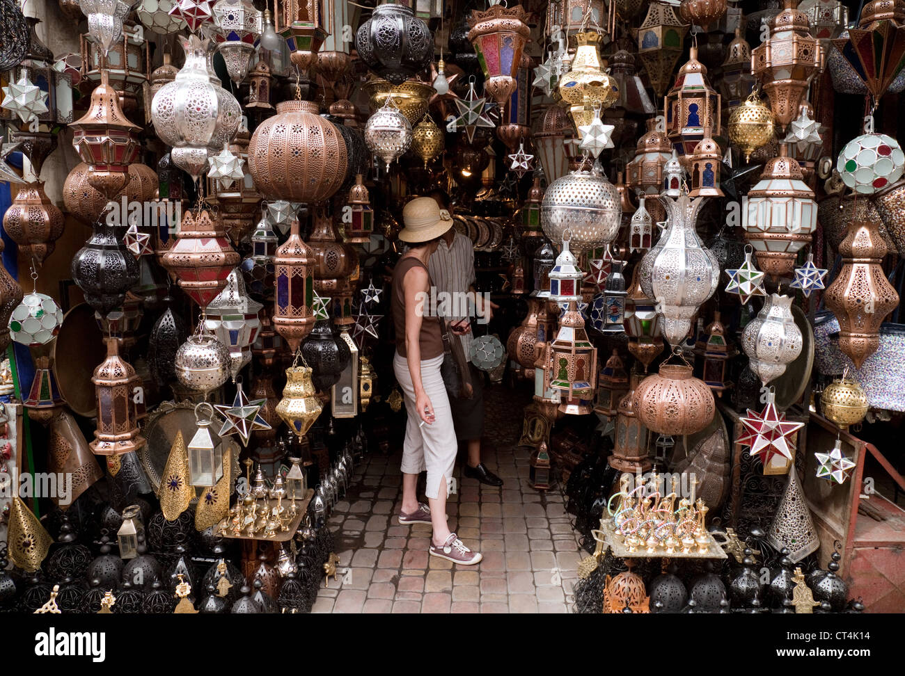 Marrakech turistico; un tourist shopping per lanterne, il Souk, Marrakech Marocco Africa Foto Stock